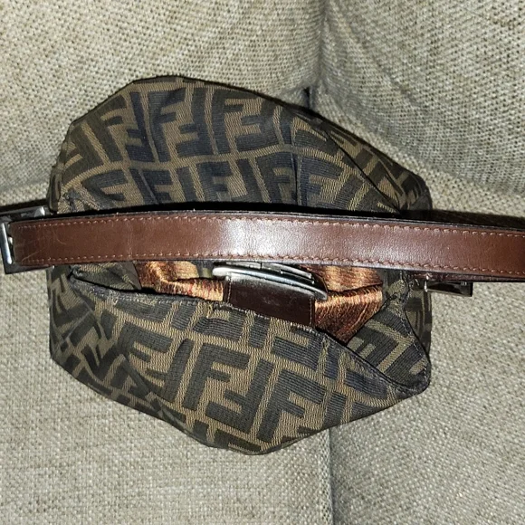 Vintage Fendi Bag 😍 - Picture 5 of 15